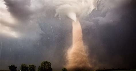 Scary tornado roars in Nebraska