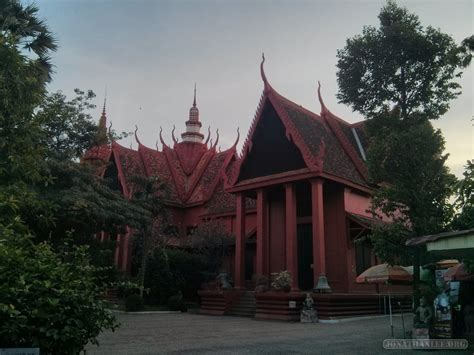 Phnom Penh - national museum 1 - Jonathan Lee