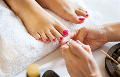 10 Steps in a Professional Pedicure (What to Expect) – Salon Rates