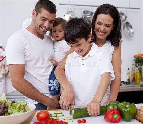 Famille Mignon Faisant Cuire Ensemble Dans La Cuisine Image stock ...