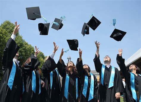 University Students Celebrate Their Graduation | PC-Tablet.com