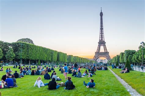 How to Picnic in Paris