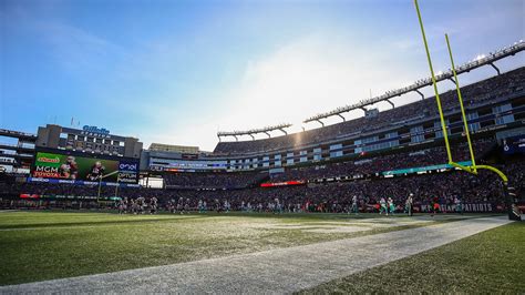 Thousands of workers preparing Miami stadium for Super Bowl