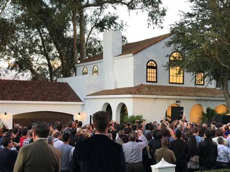 Sa Defenza: TETTI SOLARI SENZA GOFFI PANNELLI: Elon Musk svela il design più atteso per I tetti