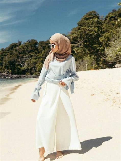 14 Tren Outfit ke Pantai Hijab untuk Inspirasi Gaya Kamu Saat Liburan