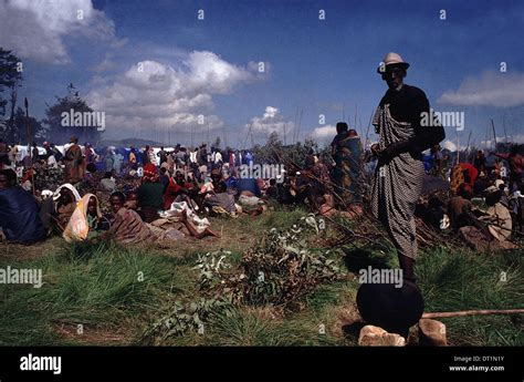 Rwandan Tutsi refugees flee across the border into Burundi in April ...