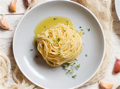 Spaghetti with olive oil and garlic sauce Nutrition Facts - Eat This Much