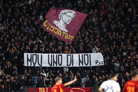 Roma fans display banners for Mourinho: "Mou one of us."