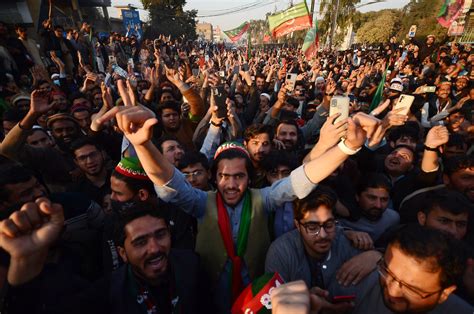 Khan’s Party Protests as Pakistan’s Post-Election Tensions Rise - Bloomberg