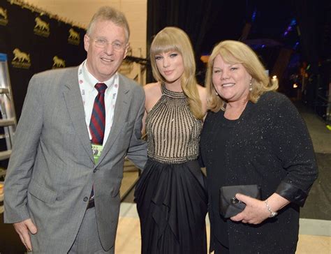 Taylor Swift Family - Parents, Siblings, Boyfriends, Affairs, Facts ...