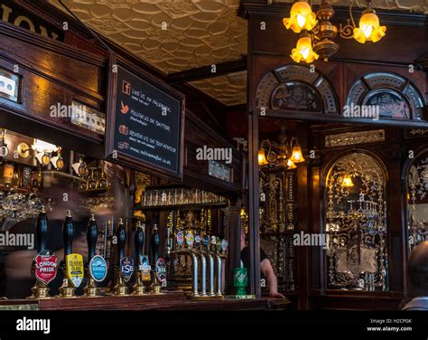 Old pub interior hi-res stock photography and images - Alamy