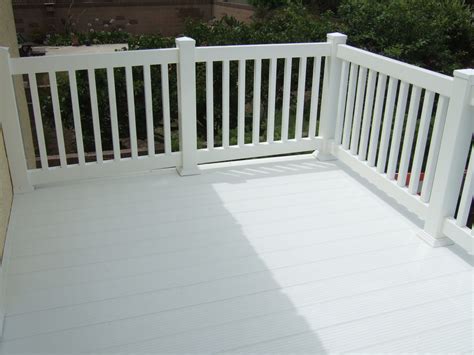 White Deck With Railing - GNG Vinyl Fencing and Patio Covers