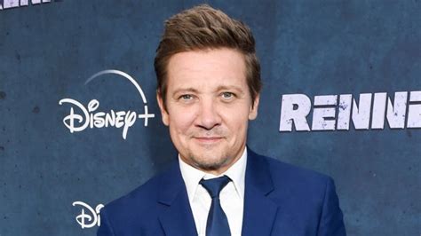 'Rennervations': Jeremy Renner Makes First Red Carpet Appearance Since ...