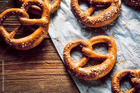 Oktoberfest Brezel frisch aus der Backofen Stock Photo | Adobe Stock