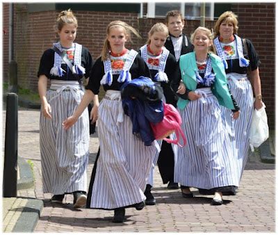 Traditional dutch clothing ~ travell and culture