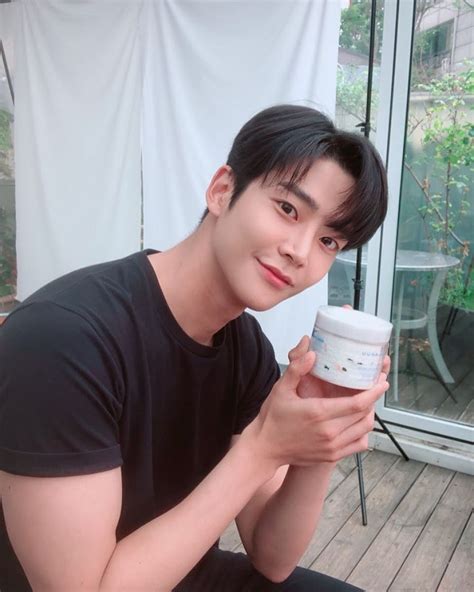 SF9 Rowoon's Exposed His Toned Biceps In His Latest Insta Update And Absolutely No One Was ...