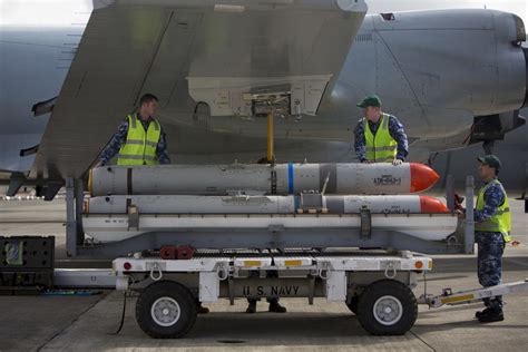 DVIDS - Images - P-3 Orion Harpoon missile loading [Image 6 of 16]