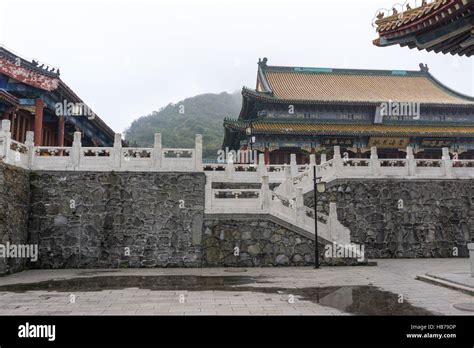 tianmen mountain temple architecture Stock Photo - Alamy