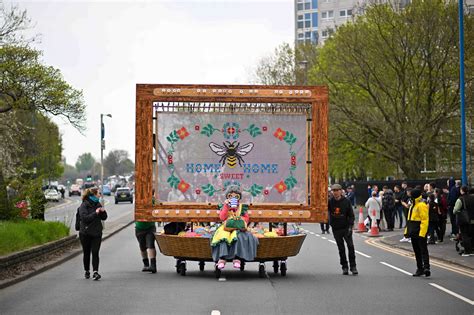 PICTURES: Manchester celebrates St George's Day with dazzling parade - Manchester Evening News