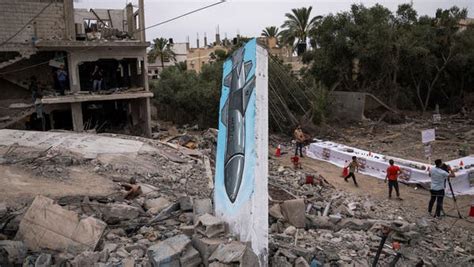 Photos: Gaza graffiti artists paint murals on houses destroyed by ...