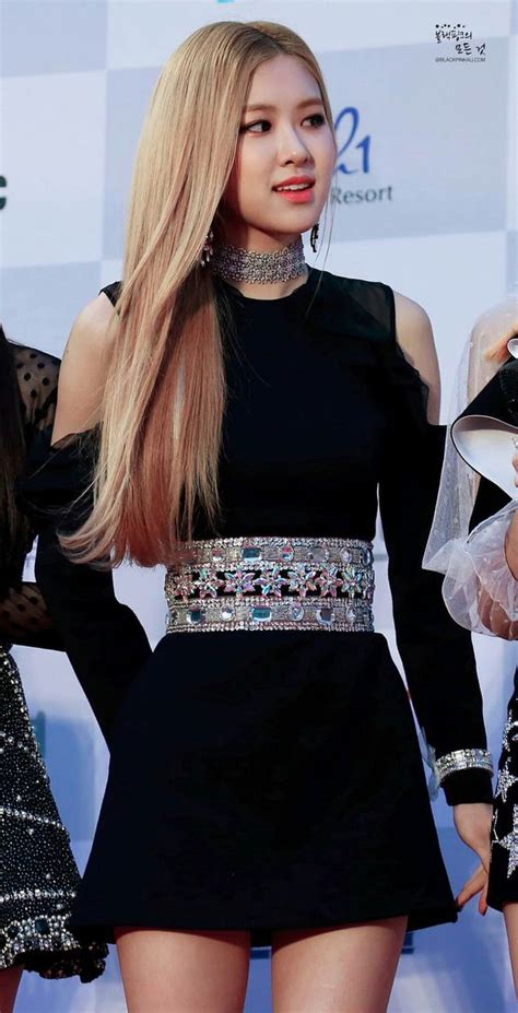 10+ Times BLACKPINK's Rose Showed Off Her Perfect Shoulder-Line In The ...