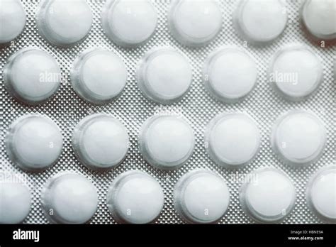 White round pills Stock Photo - Alamy