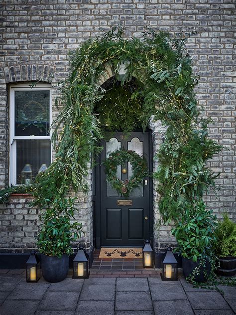 How to make a Christmas doorway garland from real foliage - Goodhomes ...