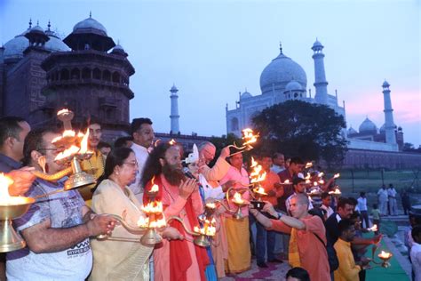 Yamuna Aarti at Dussehra Ghat,Taj Mahal, Agra | Ganga Action Parivar ...