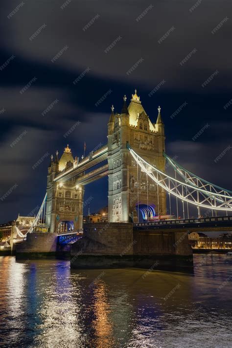 Premium Photo | Night photograph of the tower bridge