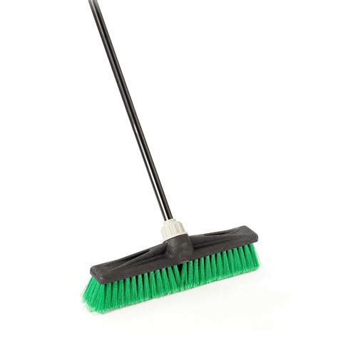 Best Outdoor Brooms in 2019: Reviews & Buyer's Guide - Urban Turnip