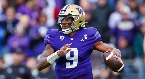 REPORT: Washington Huskies Close To Landing New Starting QB