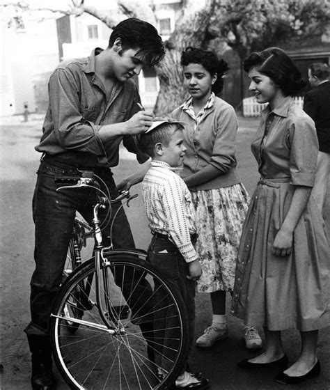 Signing Autographs - Elvis Presley Photo (41717718) - Fanpop