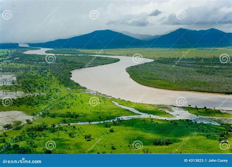 Rivier En Het Landschap Van Bergen Stock Afbeelding - Image of centraal, regen: 4313823