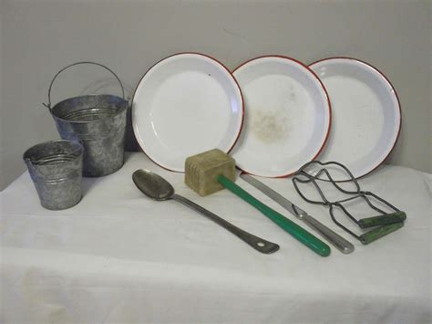 Tinware & Kitchen Utensils - Bodnarus Auctioneering