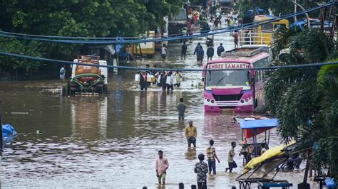 Maharashtra rains Updates: Indian Navy mobilises 7 rescue teams for flood relief, evacuation in ...