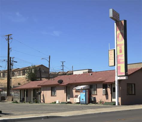 The sad old motels of Barstow, California - Boing Boing