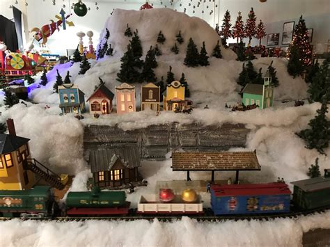 Free Christmas Train Display! | Entertrainment Junction