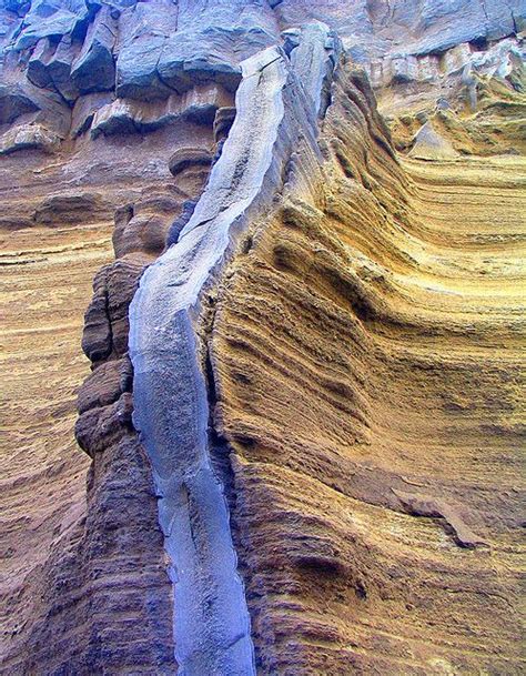 "A thin dike cutthing through tephra sediments in Reykjanesta" - photographed by Helga Margret ...