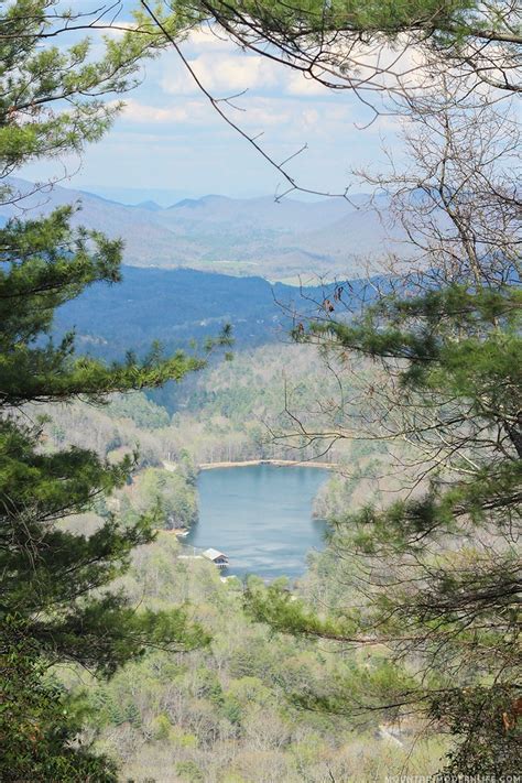 Hiking at Vogel State Park in Northern Georgia | MountainModernLife.com