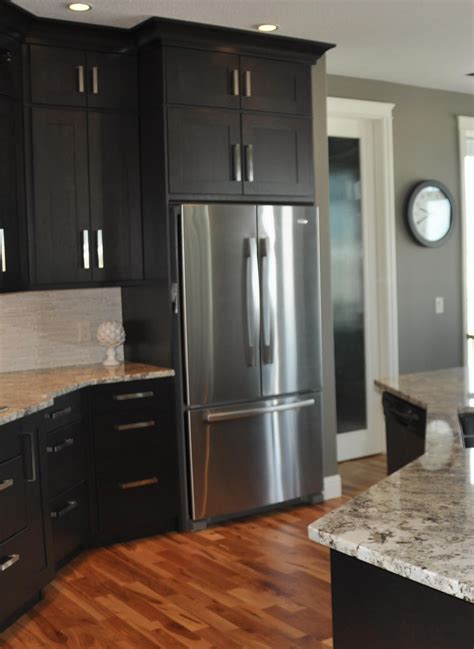 * Remodelaholic *: Fabulous Kitchen Design; with Black Cabinets