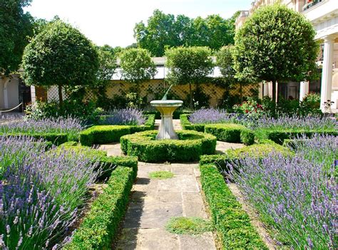 Clarence House in London Highgrove Garden, Parterre Garden, Topiary ...