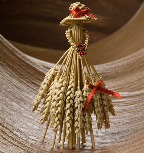 How To Make Corn Dollies | Corn dolly, Corn husk crafts, How to make corn