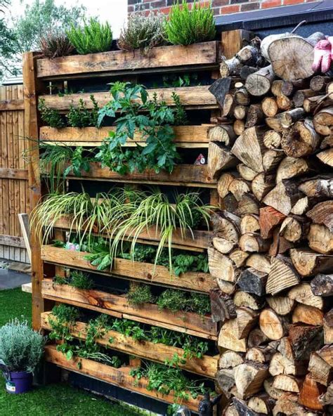 9 Stylish Pallet Wall Ideas That are Easy to Make