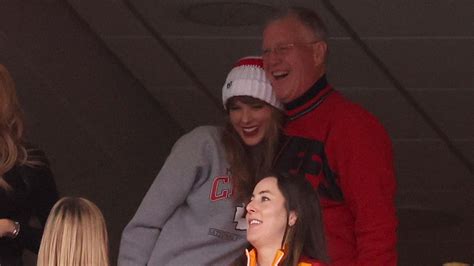 Taylor Swift and her dad cheer on Travis Kelce at Chiefs game | CNN
