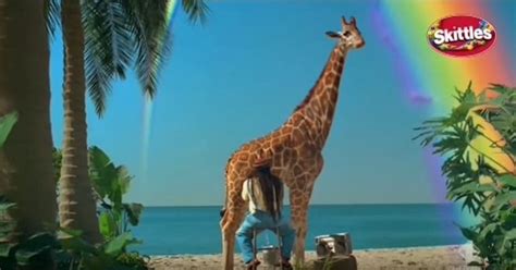 Pubblicità in TV: La Giraffa che fa le Skittles