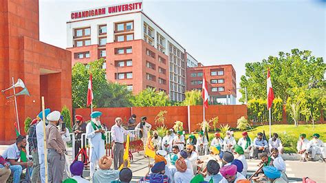 Farmers enter Chandigarh University campus, hold protest - Hindustan Times