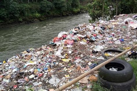 Bantaran Sungai Brantas Blitar Jadi Tempat Pembuangan Sampah