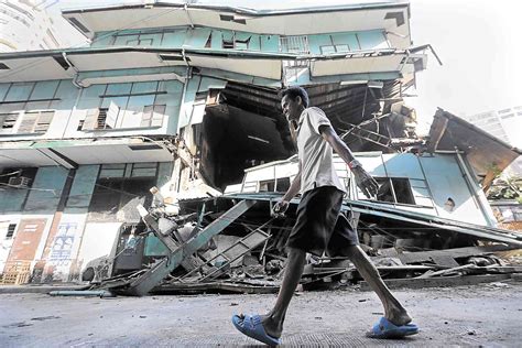 Residents scamper as building collapses | Inquirer News