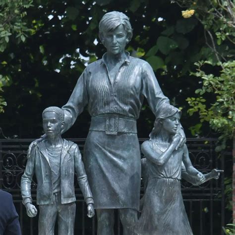 Princess Diana Statue Unveiled by Harry & William - Entertainment News ...