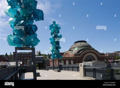 "Crystal Towers" by Dale Chihuly on "The Chihuly Bridge of Glass ...